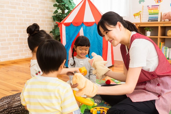 先生が子どもと遊ぶ様子