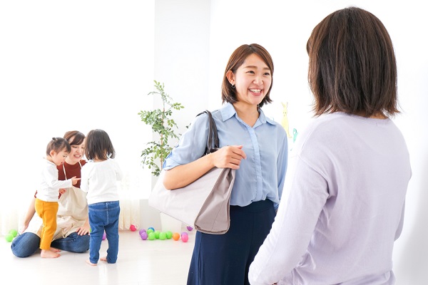 保護者と話す先生の様子