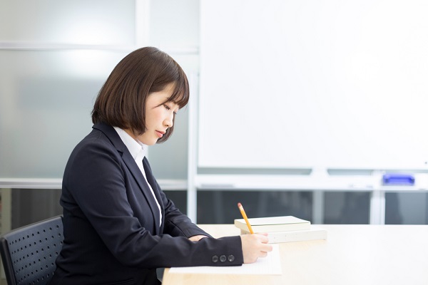 勉強をしている女性