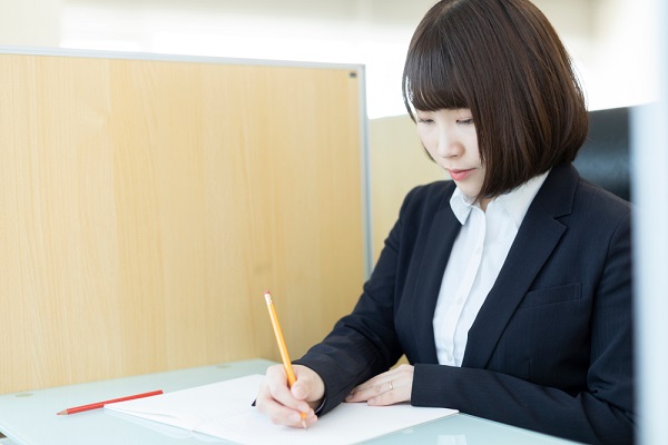 試験を受ける女性の様子