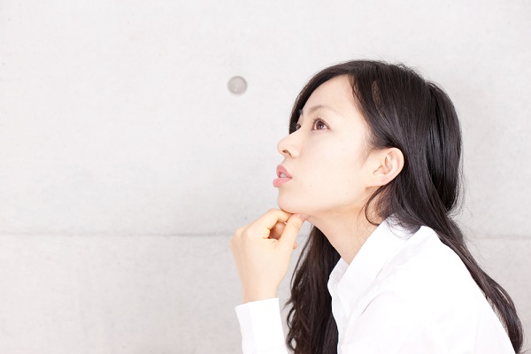 考え事をする女性