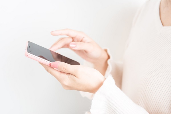 スマートフォンを持つ手元
