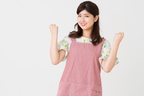 ガッツポーズする女性