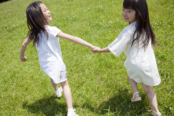 外で走る女の子