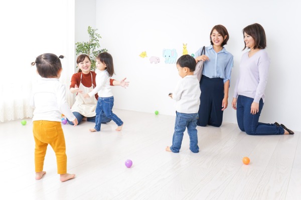 子どもが遊んでいる様子
