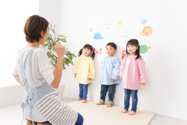 保育士が子どもたちに話している様子