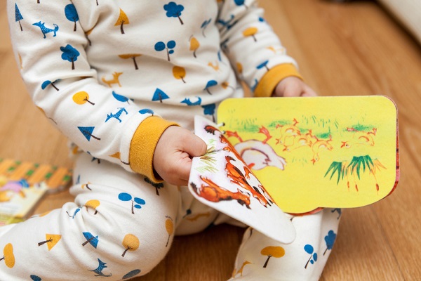子どもが絵本を持っている画像