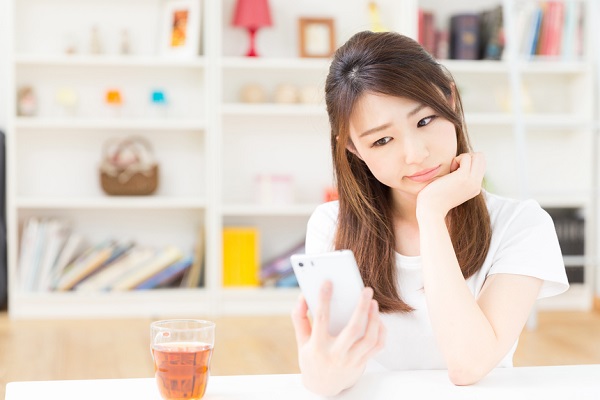 スマホを見ている女性