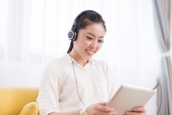 タブレットを見ている女性