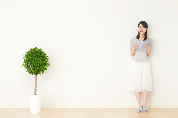 本を持って話している女性
