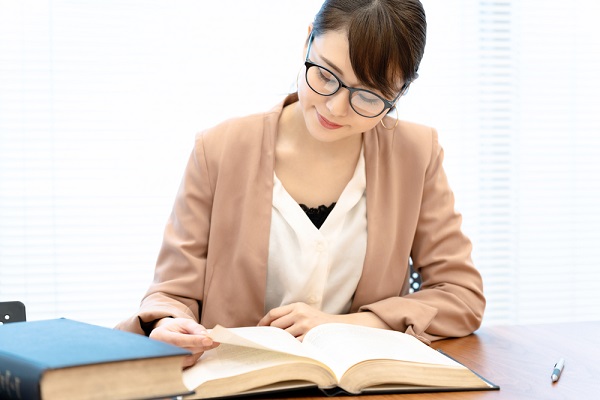 本を読んで勉強している女性