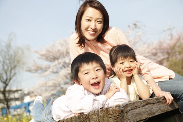 女性と子ども二人