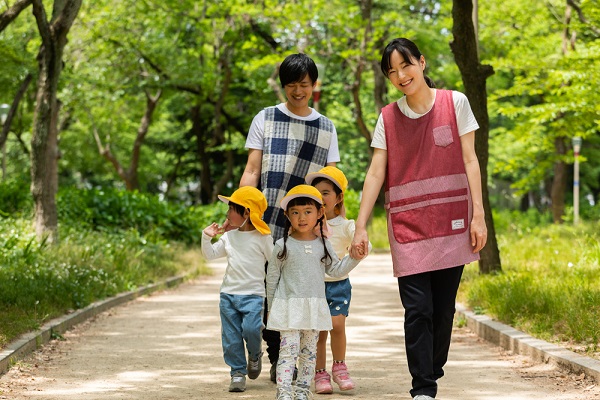 園外保育を楽しむ子どもの写真