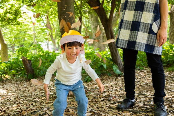 園外保育を楽しむ子どもの写真