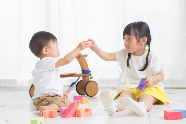 異年齢の子どもが遊んでいる様子