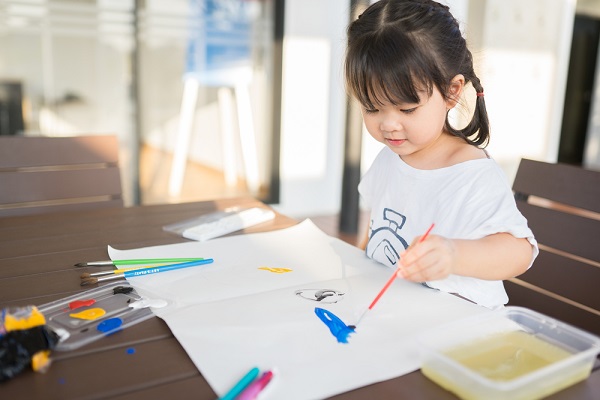 絵の具でお絵かきする女の子