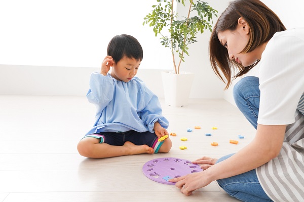 勉強している子どもと保育士