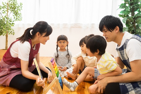 子どもたちに数字を教える保育士