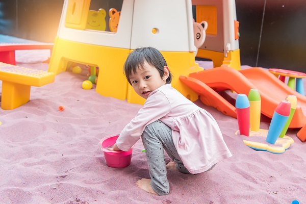 砂浜で遊ぶ男の子