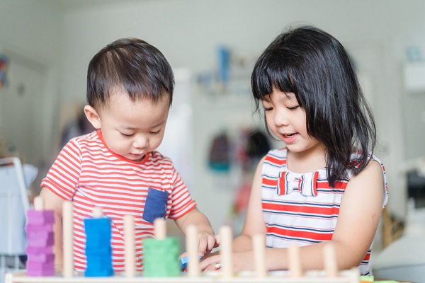 おもちゃで遊ぶ男の子と女の子