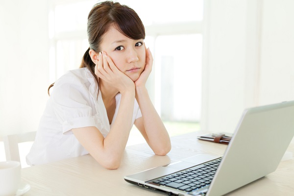 考える女性