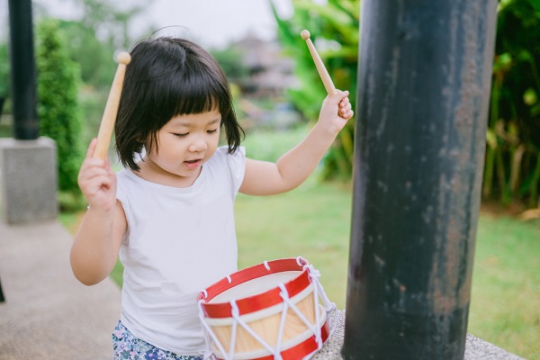 太鼓をたたく子どもの様子