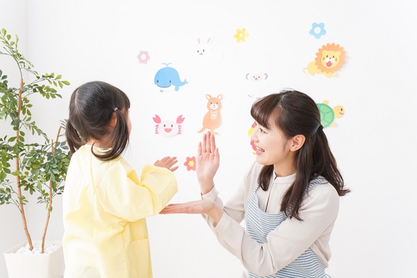 子どもとふれ合う保育士の写真