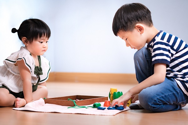 モンテッソーリ教具で遊ぶ2人の子どもの写真