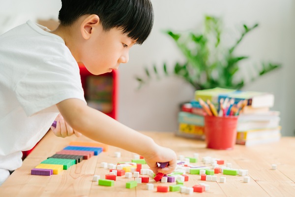 モンテッソーリ教具で遊ぶ男の子の写真