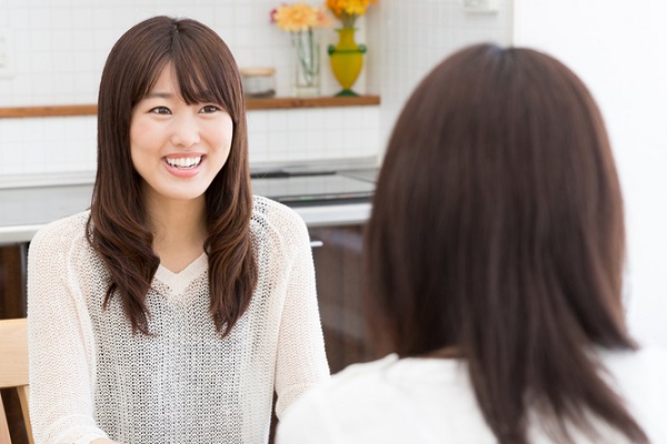 会話している2人の女性の写真