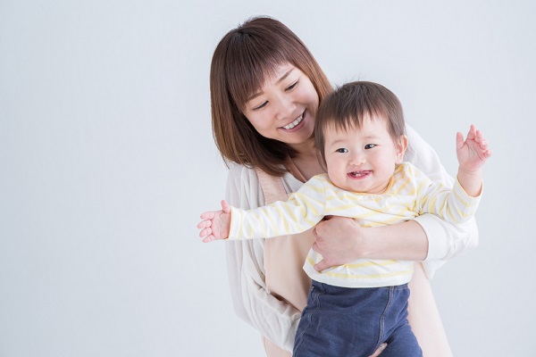 保育士と乳児