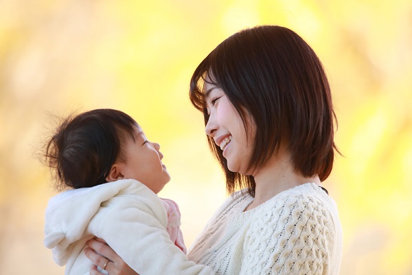 保育士さんと見つめ合う子どもの写真