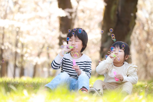 友だちと遊ぶ子どもの写真
