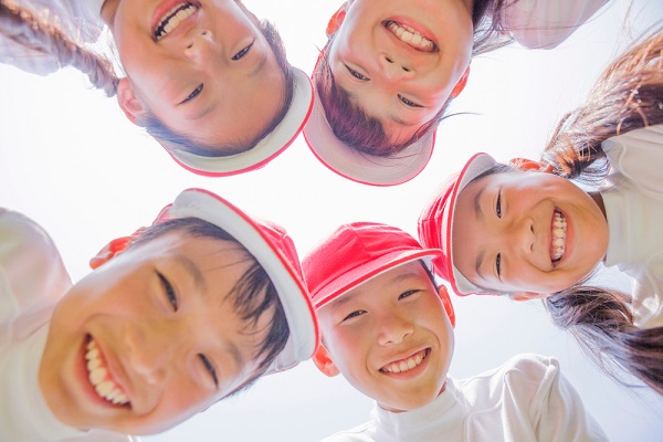 顔を寄せ合う子どもの写真