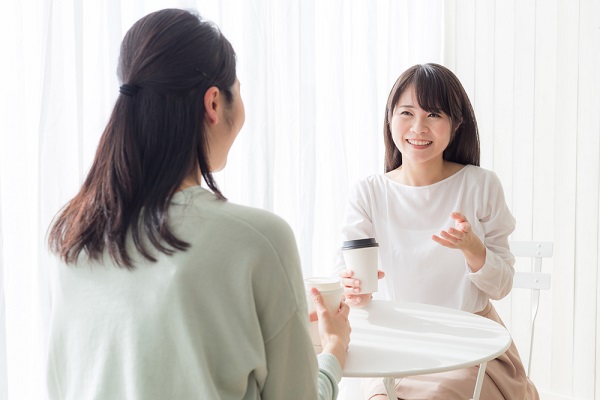会話をする2人の女性の写真