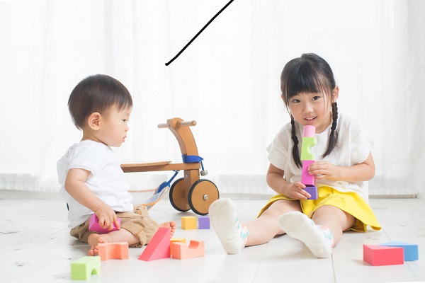 積み木で遊ぶ子ども