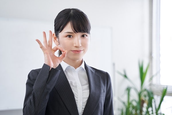OKサインをする女性