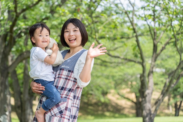 子どもを抱っこする先生