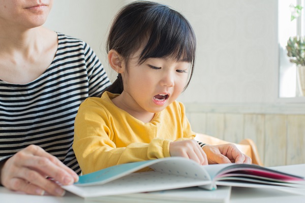 絵本を読む子ども