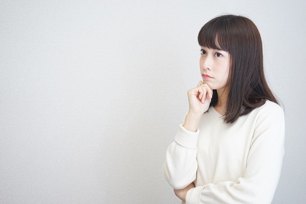 悩んでいる女性