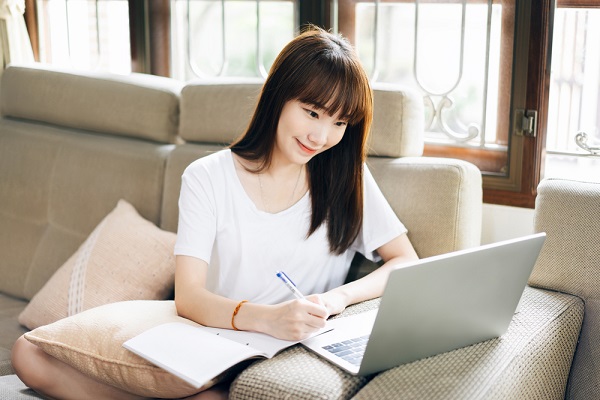 パソコンで調べものをする女性の写真