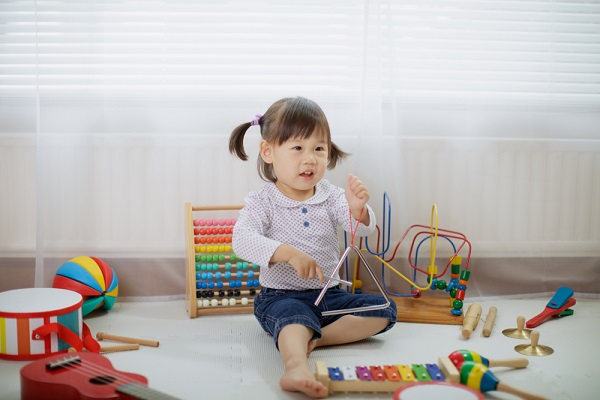 おもちゃで自由に遊ぶ女の子の写真