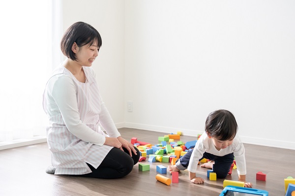 自宅で子どもと遊んでいる保育士