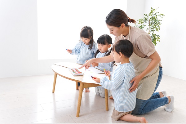 子どもに指導している保育士