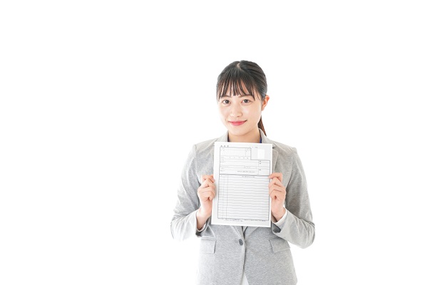 履歴書を持った女性