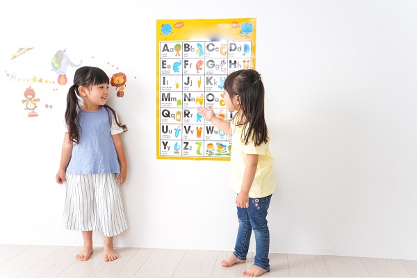 英語を勉強している園児達