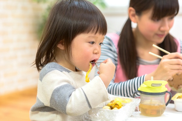保育士と子どもの写真