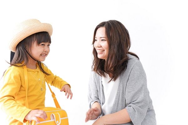 帽子をかぶった子どもと女性