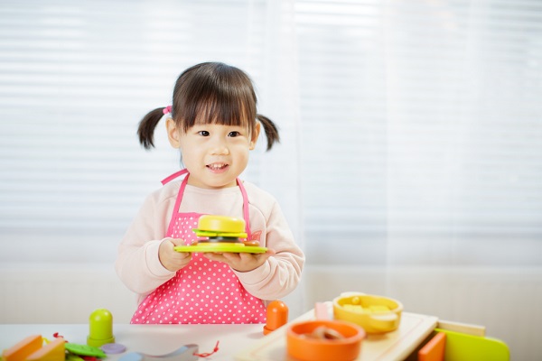 ままごとをして遊ぶ女の子