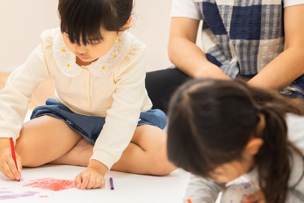 お絵かきをしていると子ども